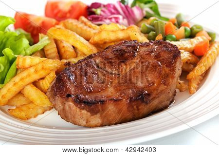 Steak vom Grill Fleisch auf einem weiÃŸen Teller mit Kartoffeln und GemÃ¼se
