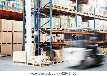 autista operaio magazzino in uniforme carico cardboxes dal caricatore di carrello elevatore impilatore