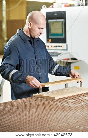 Arbeitnehmer mit Holzmöbeln Detail am Schrank Herstellung Produktion