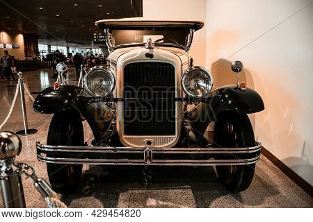4 June 2019, Moscow, Russia: Front View Of American Car Pontiac 6-28 (186) 1928. Classical Retro Car