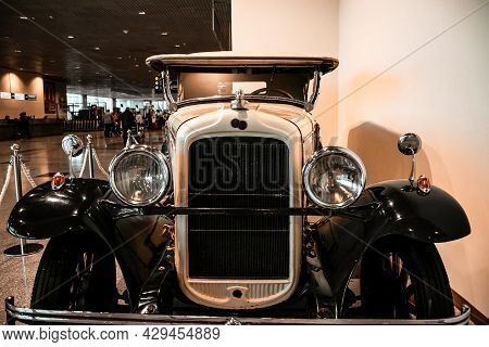 4 June 2019, Moscow, Russia: Front View Of American Car Pontiac 6-28 (186) 1928. Classical Retro Car