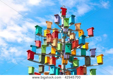 Bunte Schachteln-Boxen am blauen Himmel