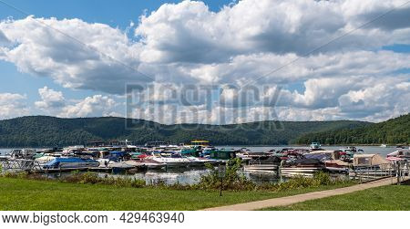 Mead Township, Pennsylvania, Usa August 3, 2021 Boats Docked In The Kinzua Wolf Run Marina On The Al