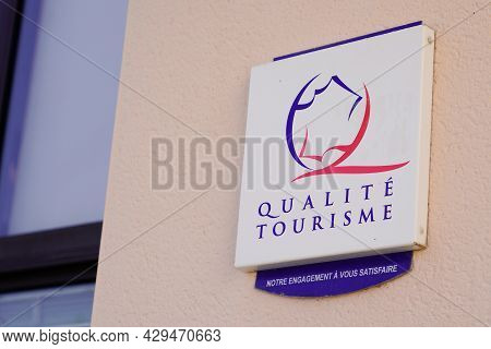 Bordeaux , Aquitaine France - 07 30 2021 : Qualite Tourisme Logo Brand And Text Sign On Wall State F