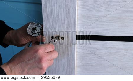 Installation Of The Door Handle And Fixing The Fasteners In The Structure Of The Mechanism, Men's Ha