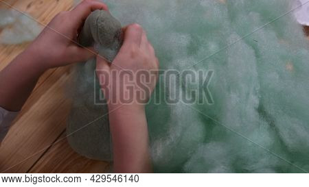Toddler Hands Stuffing Cotton Inside Felt Toy. Green Cotton Sintepon Hollow Pp Cotton Filling Materi