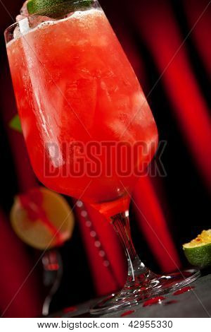 Zumbi Cocktail - escuro e luz rum Rum 151-prova e vários xarope, Grenadine, sumo de toranja,