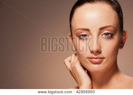 Portret van prachtige vertrouwen vrouw
