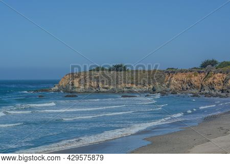 The Rocky Coastline Of San Simeon Bay On The Pacific Ocean In San Simeon, San Luis Obispo County, Ca