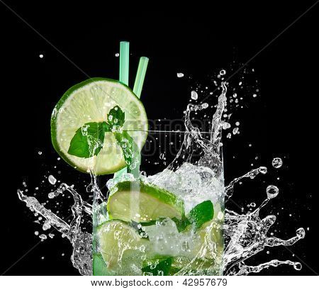 Mojito cocktail über schwarz