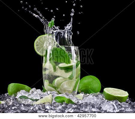 Mojito cocktail auf schwarzem Hintergrund