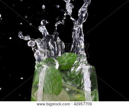 Mojito cocktail auf schwarzem Hintergrund