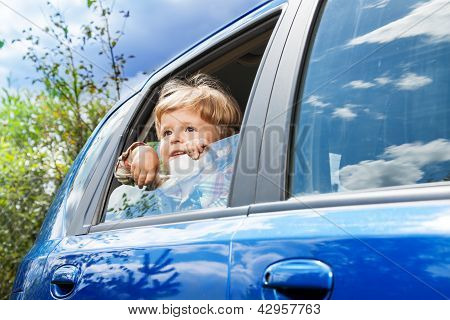 Lille dreng på ryggen bilen sidder