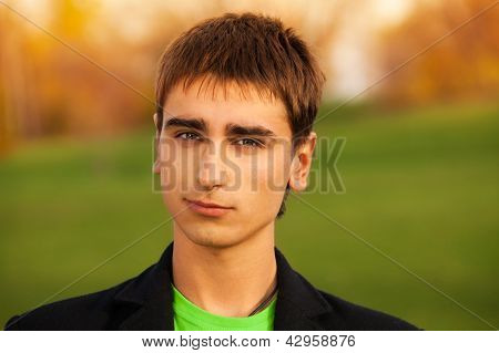 Portret van zelfverzekerde jonge Man
