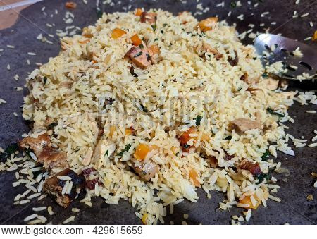 Carreteiro rice made on the plow disk in a wood stove