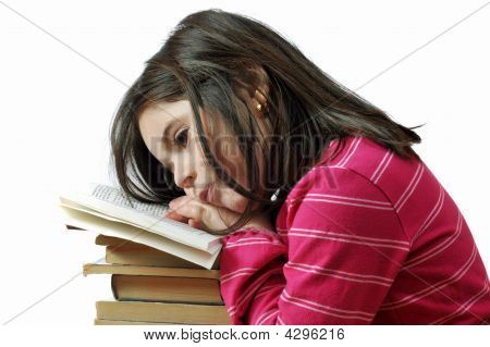 Kleines Mädchen, ein Buch zu lesen
