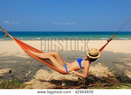 Nainen riippumatto tropical beach at Tioman island, Malesia