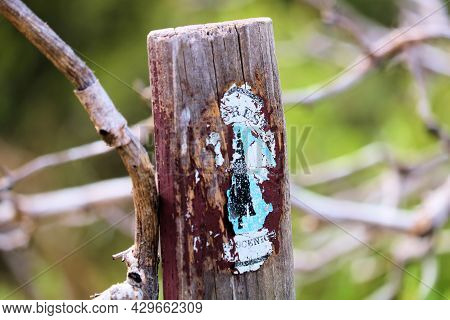 August 11, 2021 In Idyllwild, Ca:  Dilapidated Navigational Marker Sign On A Wooden Post Taken At Th