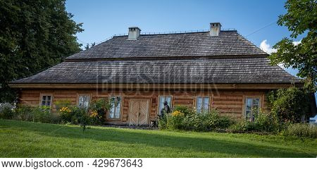 Ciekoty, Poland - July 29, 2021:
A Traditional Wooden House In Ciekoty, Swietokrzyskie Mountains. Re