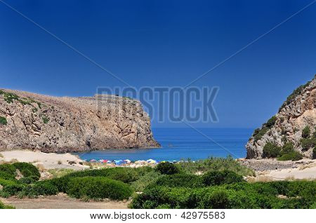 Pohled z pláže Cala Domestica, Sardinie, Itálie