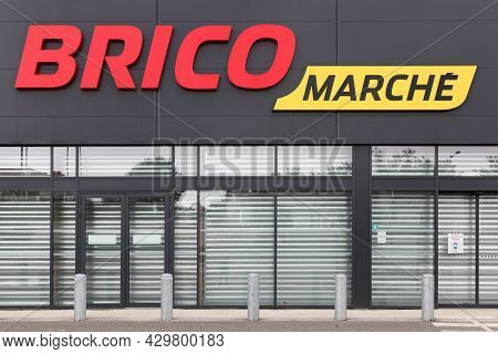 Gourdon, France - Juin 26, 2021: Bricomarche Logo On A Wall. Bricomarche Is A French Chain Of Diy An