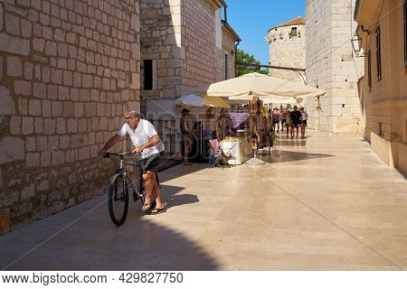 Krk, Croatia - August 09, 2021: Small Market With Tourists In The Old Town Of Krk In Croatia Near Ka