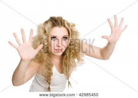 놀된 금발 소녀와 그 전에 노출 손바닥을 엽니다.