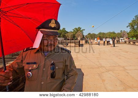 SIEM REAP, Camboja - 13 de dezembro: Um policial cambojano não identificado em Angkor Wat, 13 de dezembro de 2012 no Sie