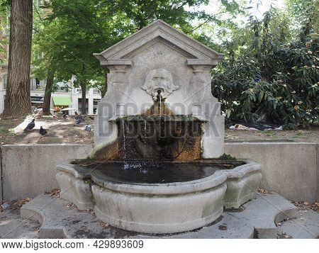 Fontana Dei Mascheroni In Turin