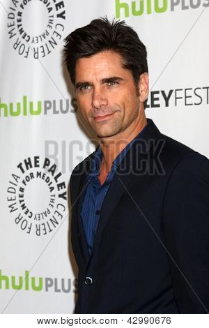 .LOS ANGELES - MAR 6: John Stamos přijíždí na 