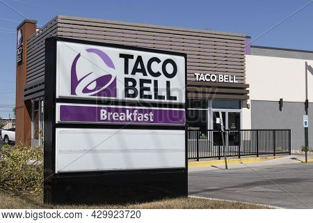 Kokomo - Circa August 2021: Taco Bell Retail Fast Food Location. Taco Bell Is A Subsidiary Of Yum!