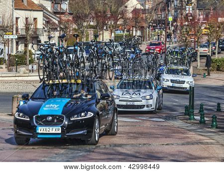 Fila de técnico equipos a coches - París Niza 2013