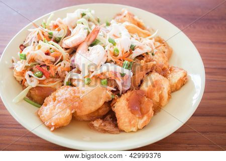 ยำกุ้งและอาหารผัดเต้าหู้ไข่