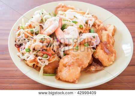 สลัดกุ้งรสเผ็ดของอาหารผัดเต้าหู้ไข่
