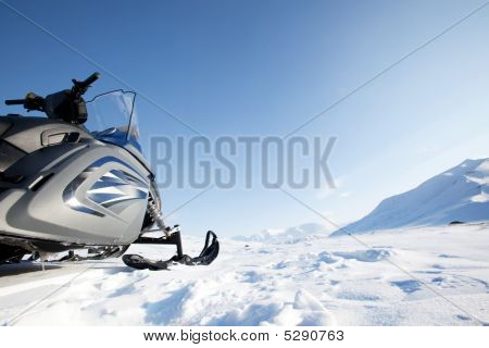 Snescooter vinterlandskab