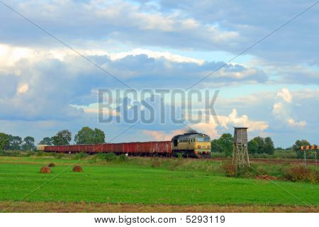 ländliche Landschaft mit Güterzug