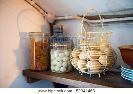 Preserving food in the cellar to keep it cool in the 20e century