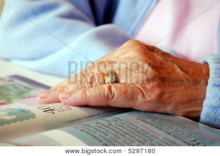 Hand bejaarde vrouw