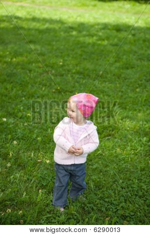 Niña al aire libre