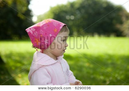 Niña al aire libre