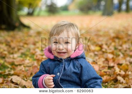 Niña al aire libre