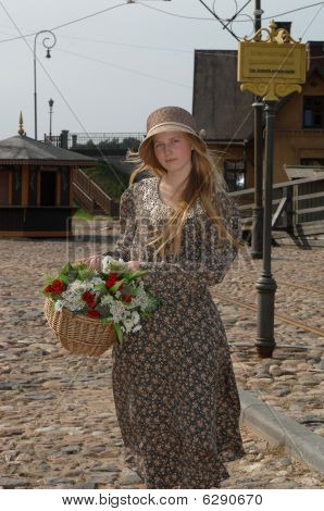 Meisje met mand van bloemen