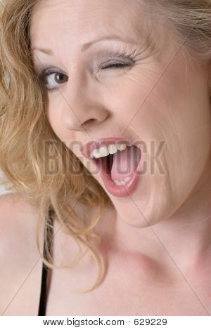 Attraktive Frau zwinkert