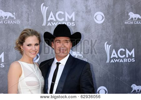 LAS VEGAS - APR 6:  Jessica Craig, Clay Walker at the 2014 Academy of Country Music Awards - Arrivals at MGM Grand Garden Arena on April 6, 2014 in Las Vegas, NV