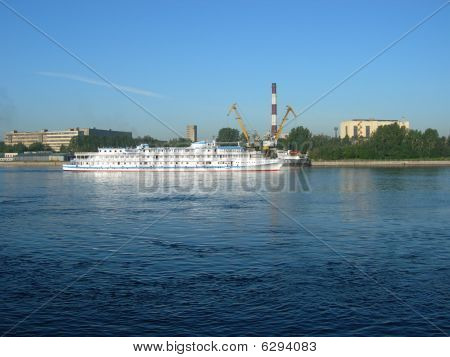 Viaje en el barco de vapor por el río.