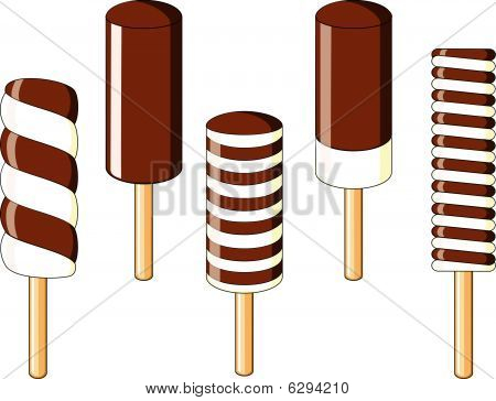 Gelato al cioccolato e vaniglia su un bastone di legno
