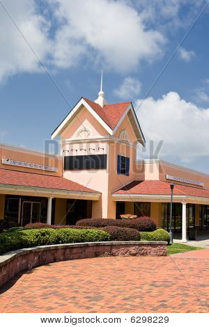 Zeile der neuen Geschäfte in outdoor mall