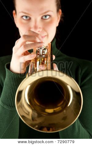 Smuk blondine pige holder en Golden trompet
