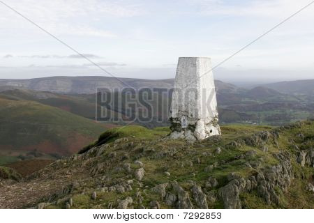 Moel Morfydd의 정상