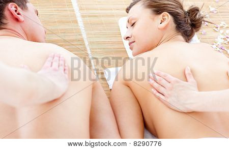 Charmerende par nyder en rygmassage